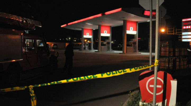 Маскиран крадец е заплашил служителите на бензиностанция на Е 79 съобщиха
