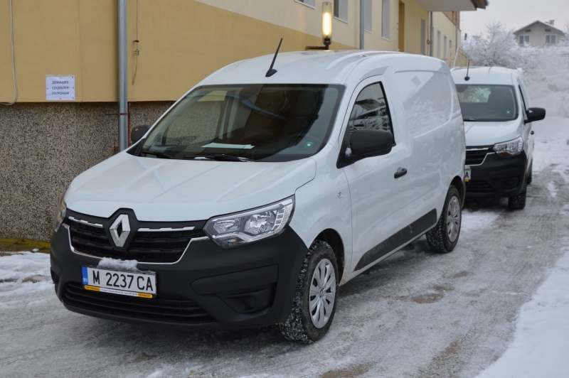 Два броя фабрично нови товарни автомобила Марка „RENAULT”, модел „EXPRESS”