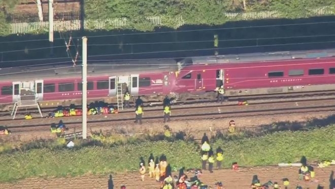 Два пътнически влака са се ударили на около 97 километра