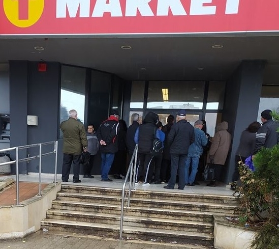 Извънредно положение е обявено на територията на страната от няколко