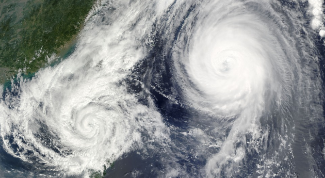 Японските метеоролози предупреждават че два мощни тайфуна са се насочили
