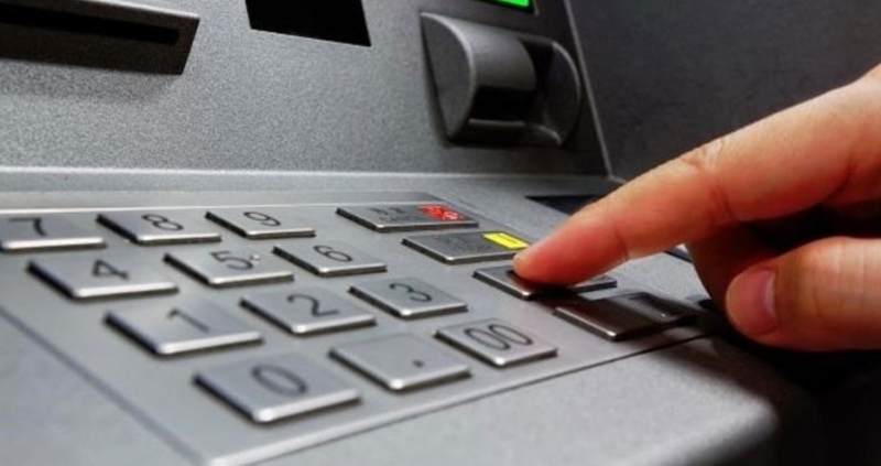 Фалшив банкомат ужили десетки туристи насред центъра на Рим