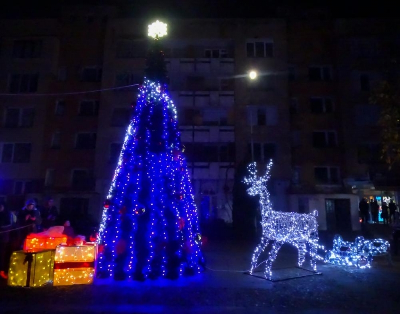 С тържествена програма бе отбелязано запалването на коледните светлини в