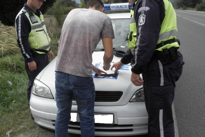 Полицията е засякла кола без номера във Врачанско, съобщиха от