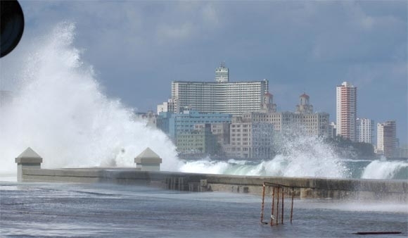 Огромни вълни заляха крайбрежните зони на кубинската столица предаде БНТ Улиците