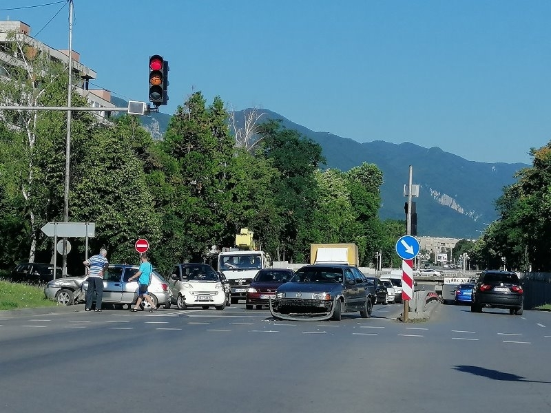 Пътен инцидент е станал преди минути на възлов булевард във