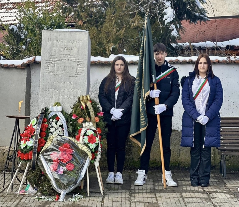 Гражданите на община Мизия сведоха глави в знак на почит