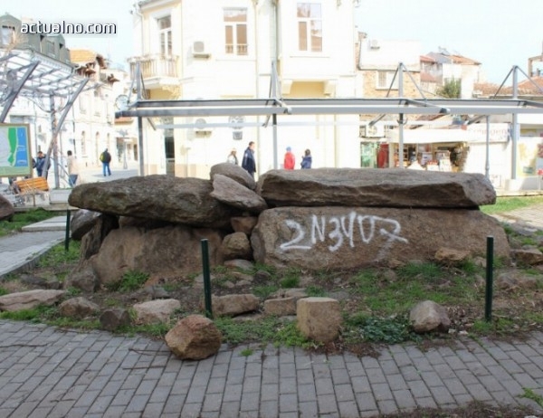 Посегателството върху историческото наследства изненада неприятно бургазлии Надгробните плочи който