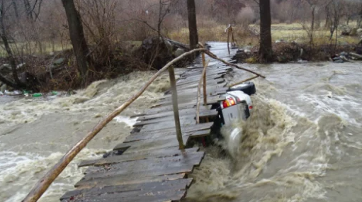 Придошлите води на река Градевска край Симитли отнесоха джип Опел