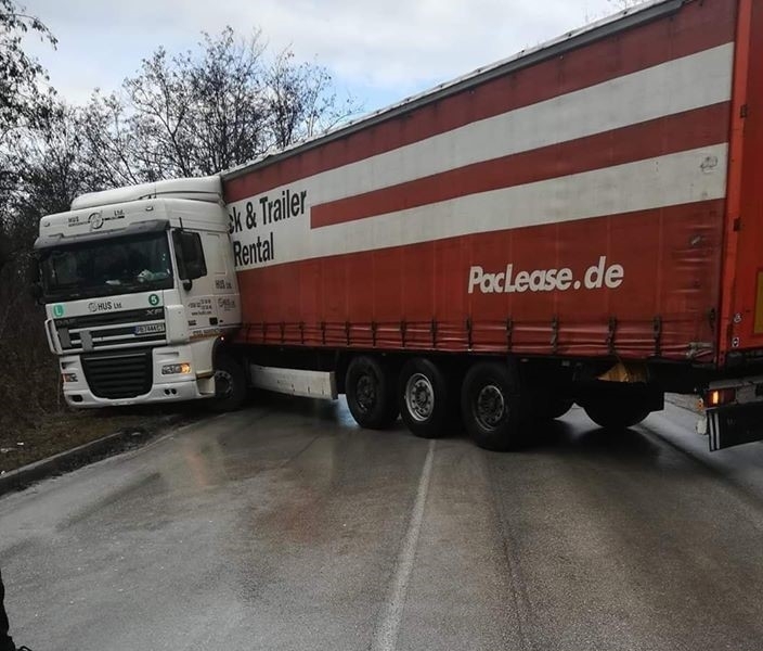 Тежък пътен инцидент затвори международния път Е-79 между Ботевград и