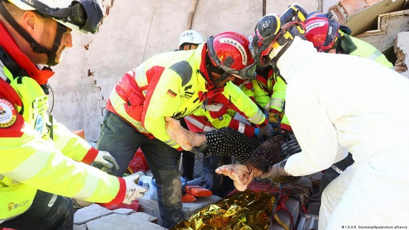 Седемнайсетгодишна бе извадена днес от руините на срутена сграда в