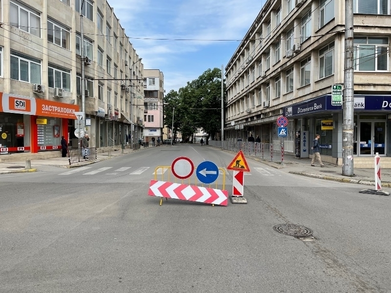 Централната улица Стоян Заимов във Враца остава затворена и днес