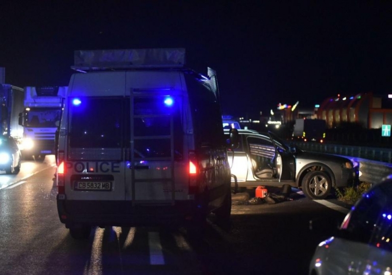 Кола с мигранти се заби в мантинела на АМ Тракия