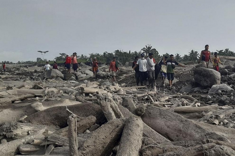 Броят на загиналите след изригването на вулкана Семеру в индонезийската