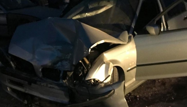 Пиян младеж натресе паркирана кола в Лом след което се