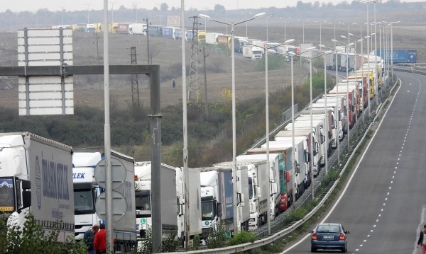Продължава недоволството заради огромните колони от тирове към границата с