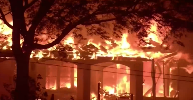 Десетки къщи и коли изгоряха при големи горски пожари в