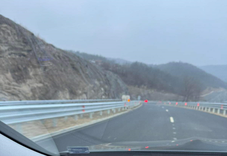 Коли и камиони масово се движат в насрещното на скоростния