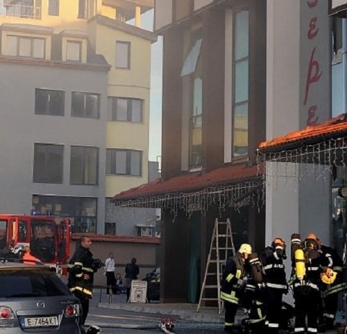 Голям пожар избухна в хотел във Вършец, евакуираха гостите му /снимка/