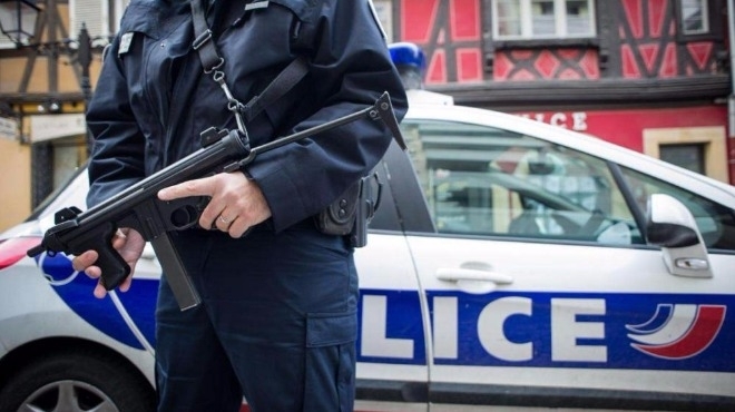 Мъж въоръжен с нож нападна полицаи в парижкото метро Това