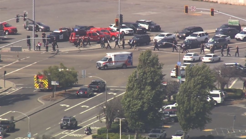 Четирима души бяха ранени след стрелба в търговски център в