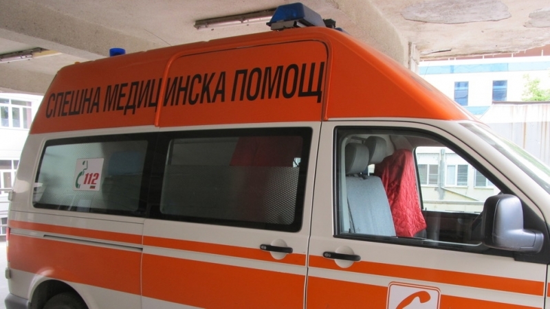 Улично правосъдие! Изпочупиха линейка на Спешното в Мездра заради починал човек