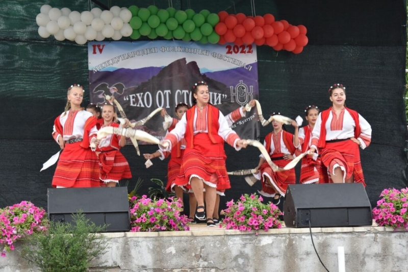 Общо 37 фолклорни групи участваха в Четвърти Международен фолклорен фестивал