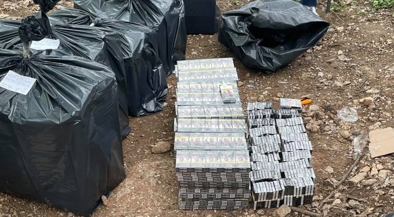 Полицаи тарашиха магазин във Врачанско и откриха контрабандни цигари съобщиха