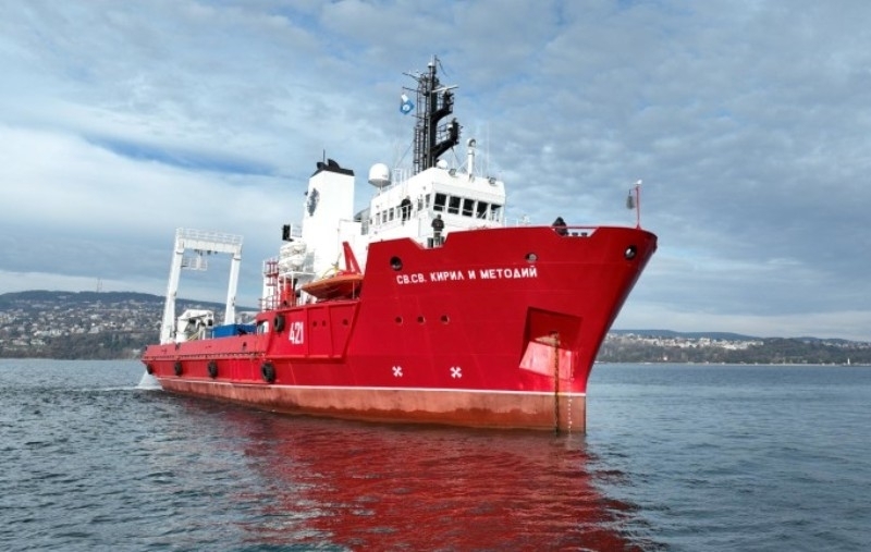 В ранните сутрешни часове на 31 декември българският научноизследователски кораб