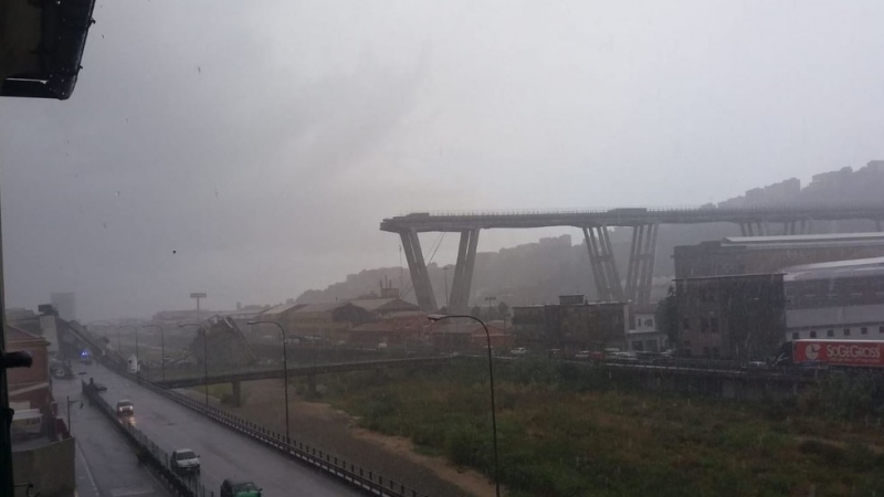 Мост по който минава част от магистрала А10 се е