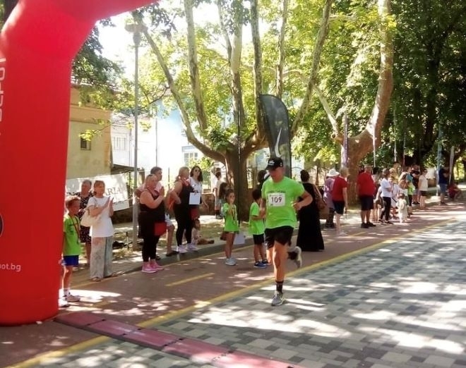 Любители и професионалисти участваха в бягания организирани за празника на