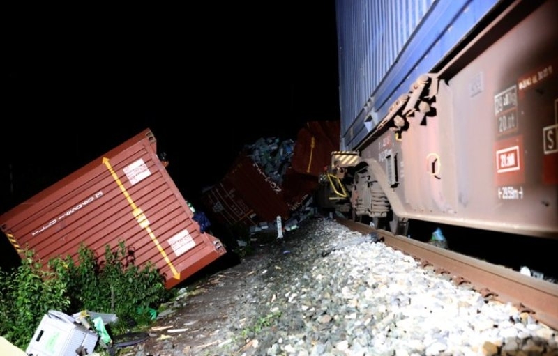 Най малко трима души загинаха а 11 са ранени при катастрофа