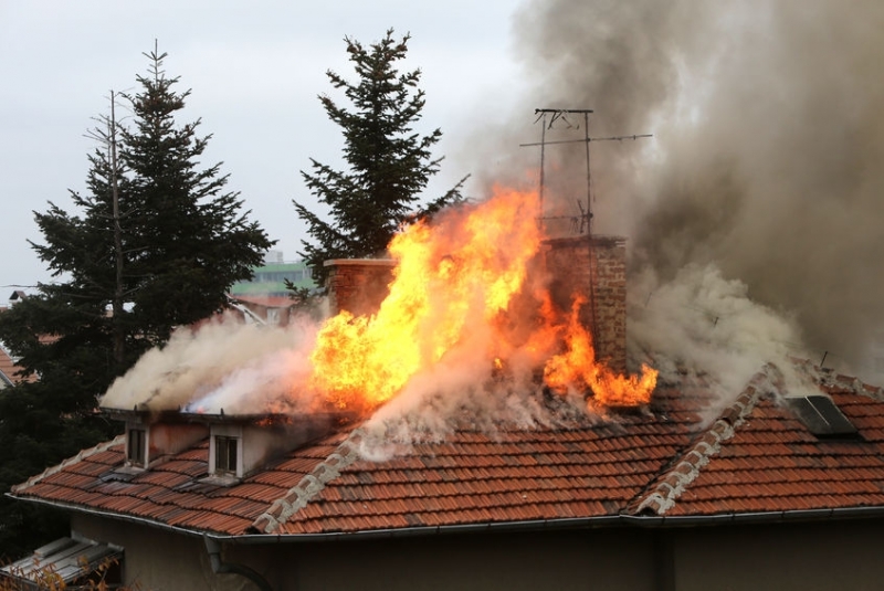 Покрив на лятна кухня в Лом е изгорял при пожар
