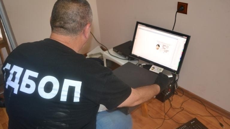 Служители на отдел Киберпрестъпност в ГДБОП задържаха четирима мъже занимавали