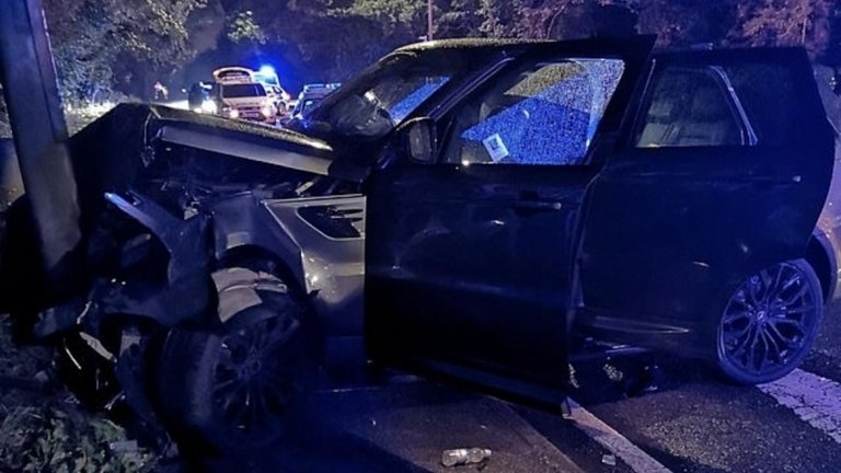 Джип се размаза в стълб пред къща във Врачанско съобщиха