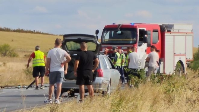 Два автомобила, микробус и камион се удариха край Пазарджик, има пострадал