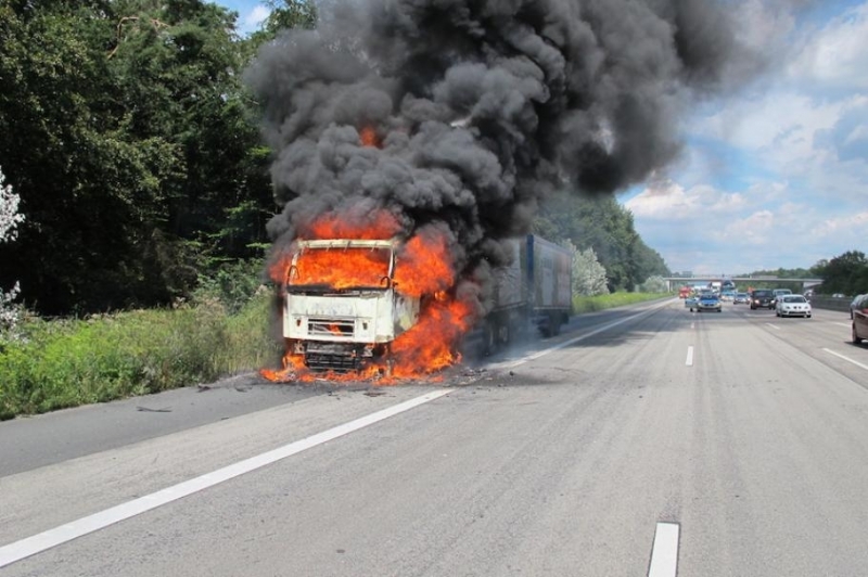 ТИР се запали на аутобана при Старо село в посока