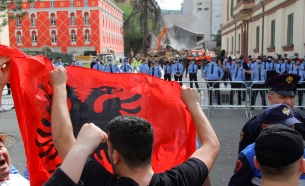 Сблъсъци между протестиращи и полиция заради разрушаването на театър в