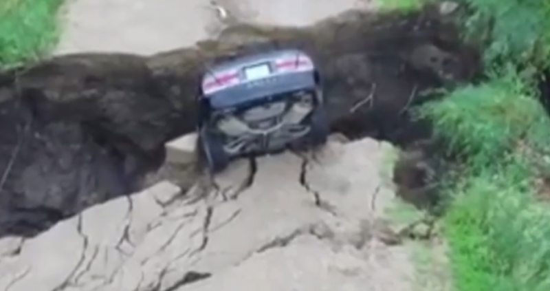 16 годишно момче падна с кола в огромна дупка на пътя Случаят