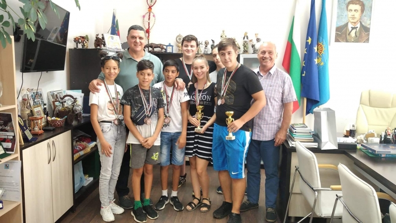 Клубът по бридж гостува на община Оряхово и кметът Росен