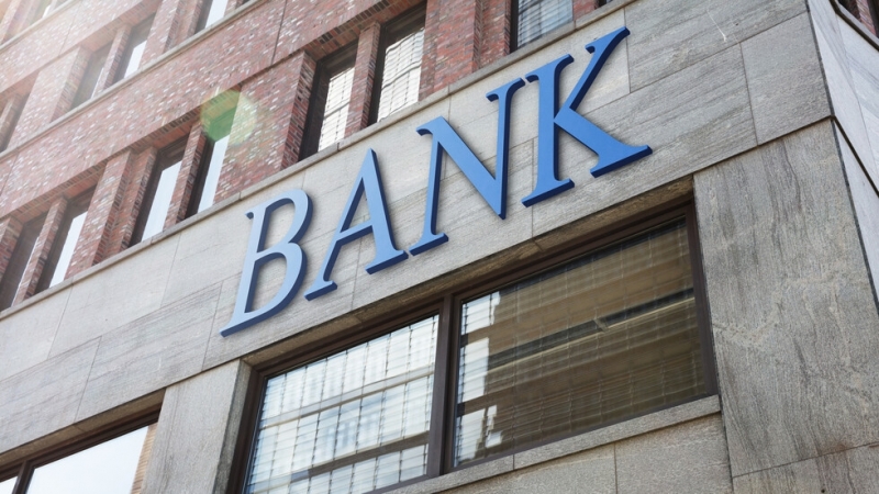 Прокурори федерална полиция и други длъжностни лица претърсиха централата на