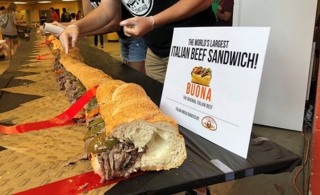 Готвачи от Чикаго поставиха световен Гинес рекорд за най дълъг сандвич