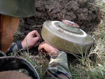 Военнослужещи от Сухопътните войски разузнаха извлякоха и транспортираха за унищожаване