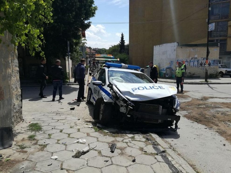 Автомобил се заби в полицейска патрулка пред Националната художествена галерия