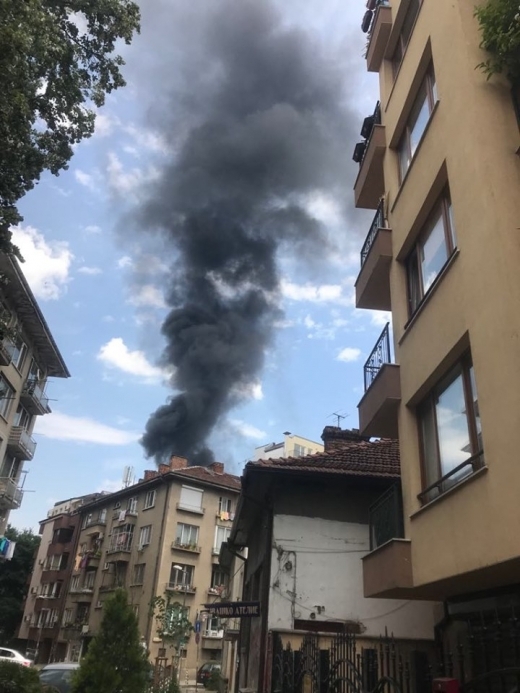 Пожар пламна в центъра на София /снимки/