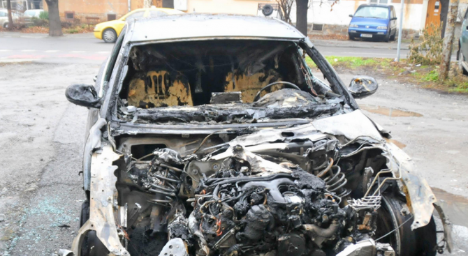 Два автомобила са били запалени тази нощ в село Зърнево