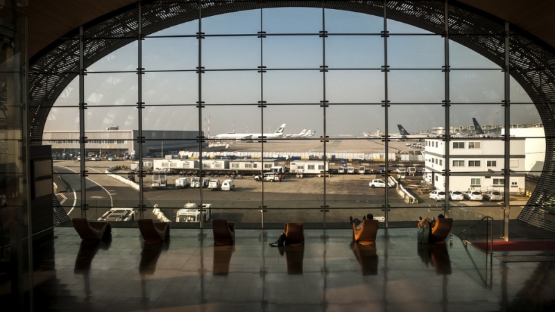 Двама души с реплики на оръжия предизвикаха паника в главното летище