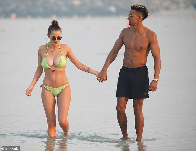 Актрисата и футболна половинка Хелън Фланаган е в повече от