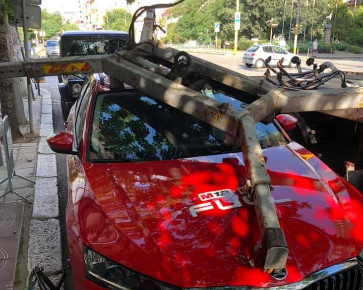 Кола пострада след нелеп инцидент в столицата Паяк се опита
