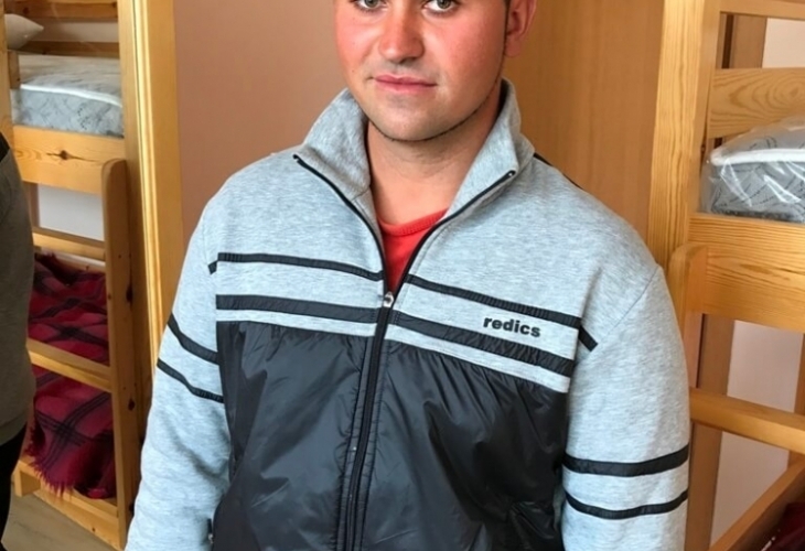 Мони е един от обитателите на Дом Възможност Това е